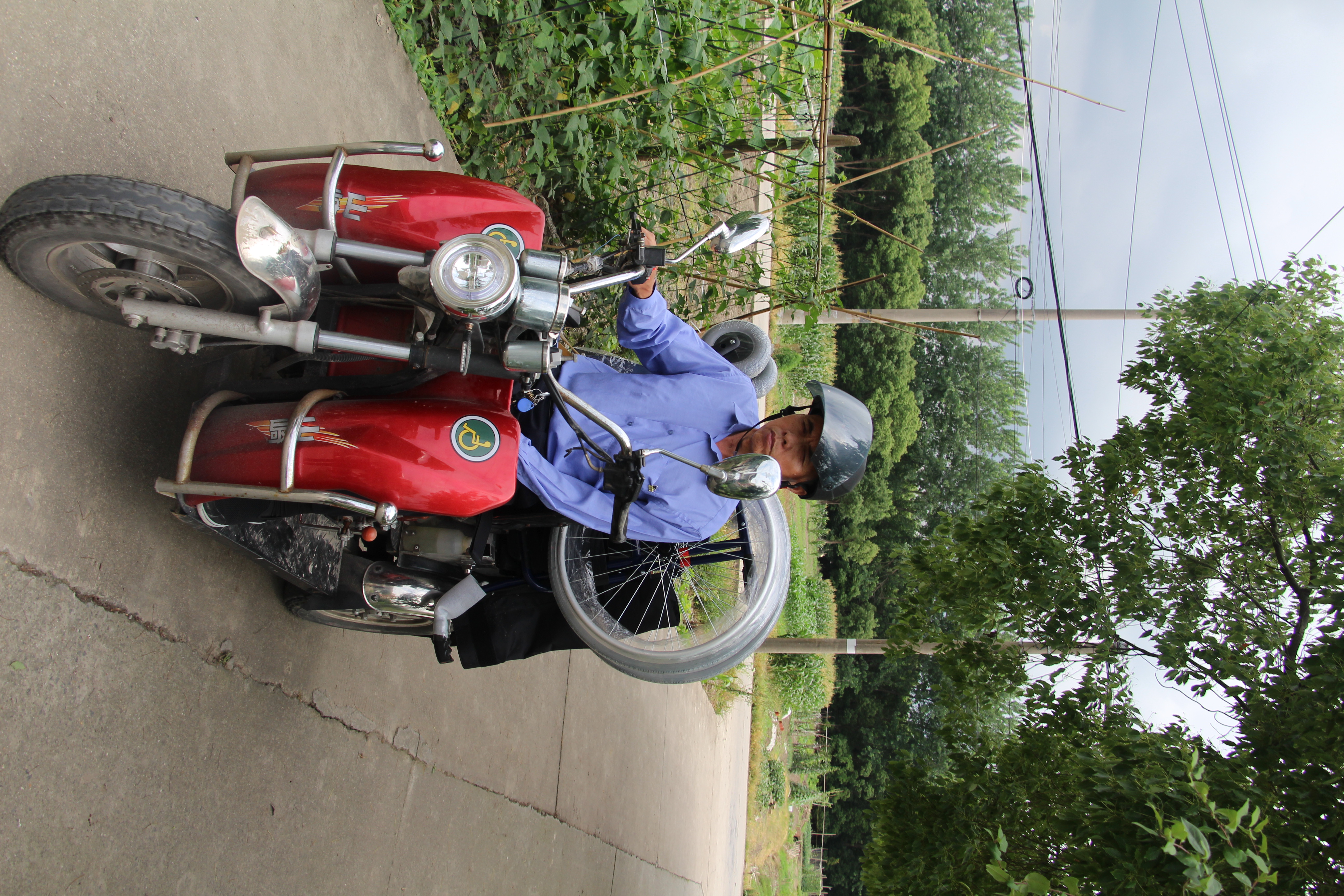 外出工作中(给残疾人送轮椅).jpg 外出工作中(给残疾人送轮椅).jpg