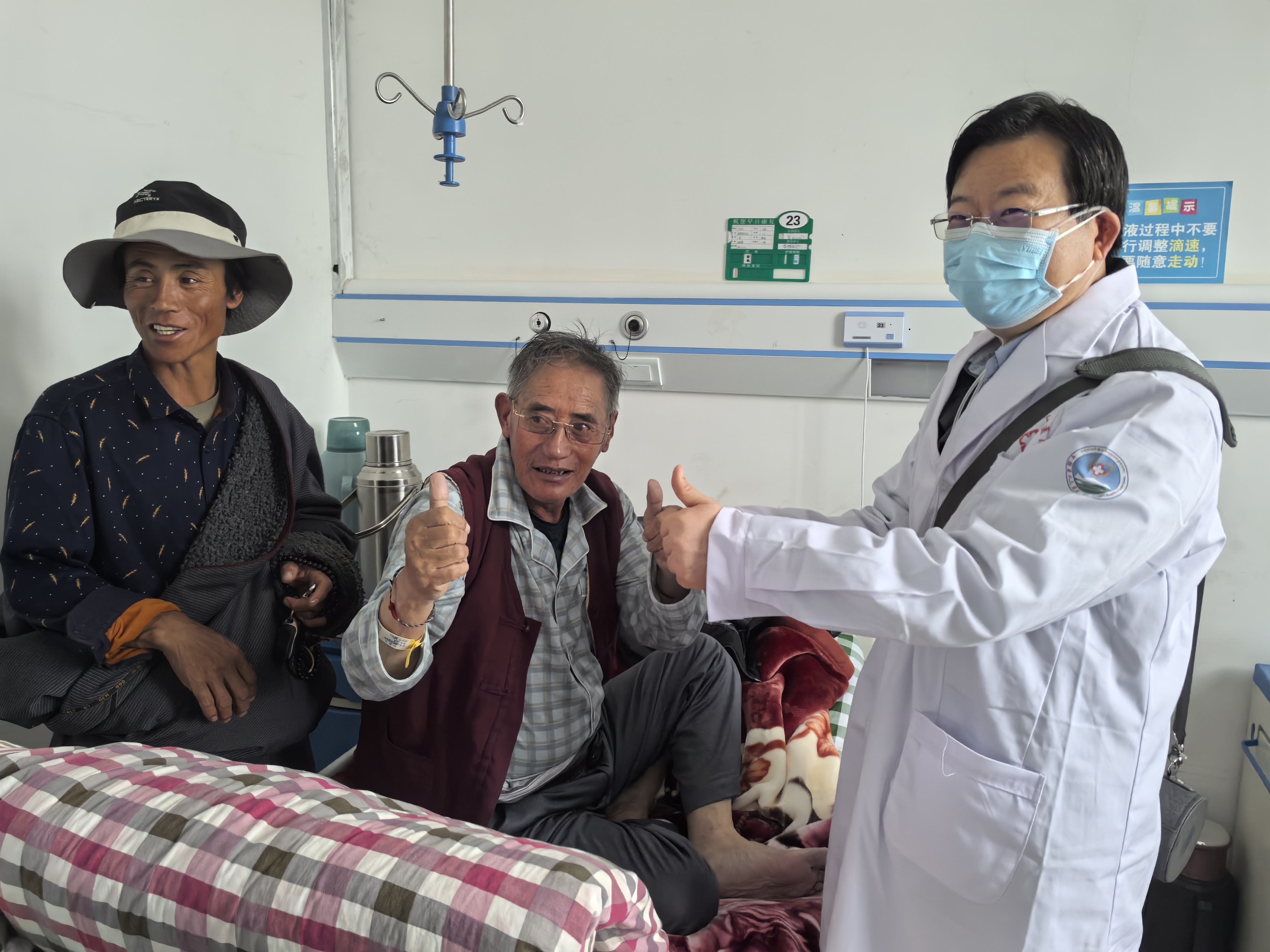 2025年6月，邱庆华在青海果洛州甘德县人民医院为35名白内障患者实施免费手术1.jpg