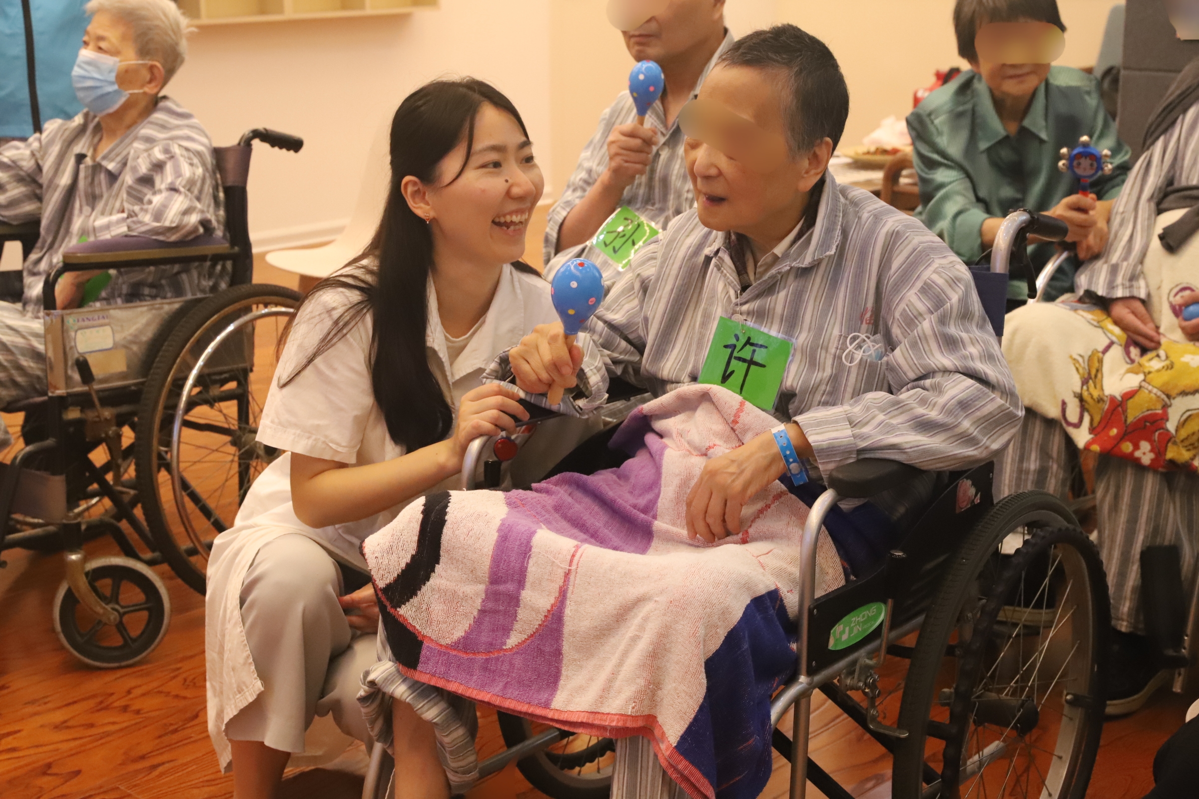 赵文蔷组织患者及家属开展音乐主题体验活动.jpg 赵文蔷组织患者及家属开展音乐主题体验活动.jpg