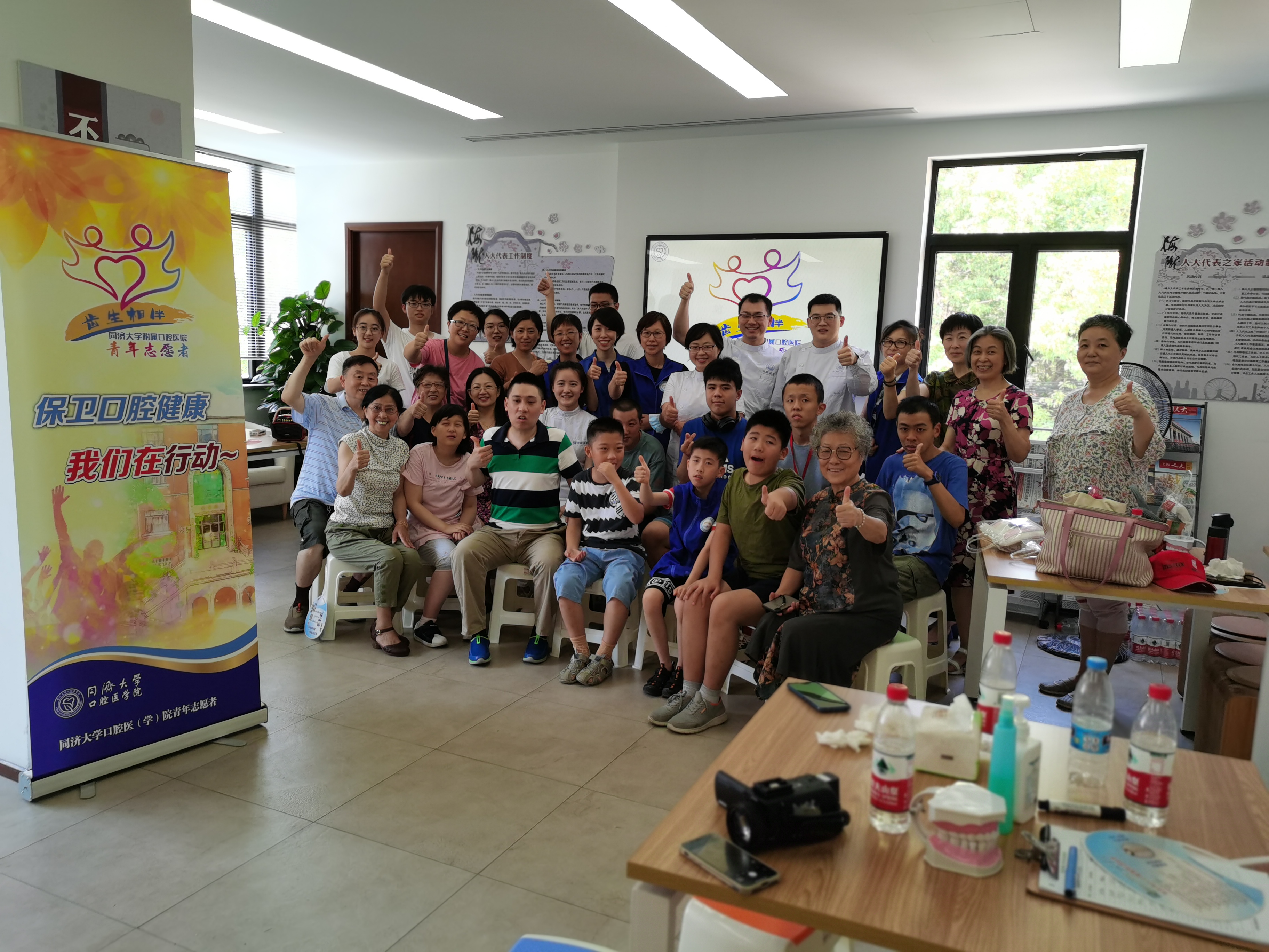 照片（17 蒋备战、厉超元、章燕）4 ——线下活动志愿者与自闭症儿童及家长合影（含厉超元、章燕）.jpg