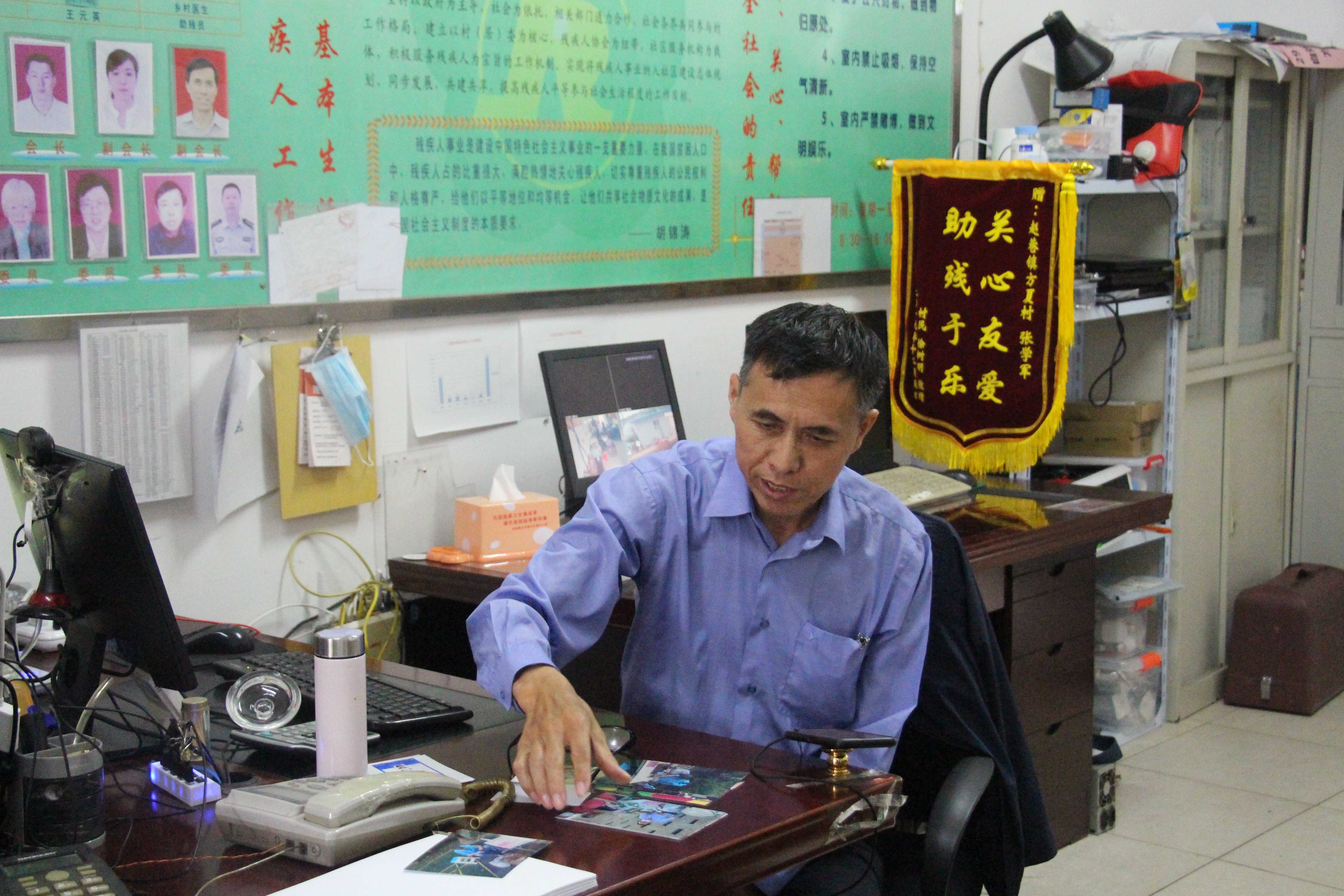 工作中的张学军.jpg 工作中的张学军.jpg