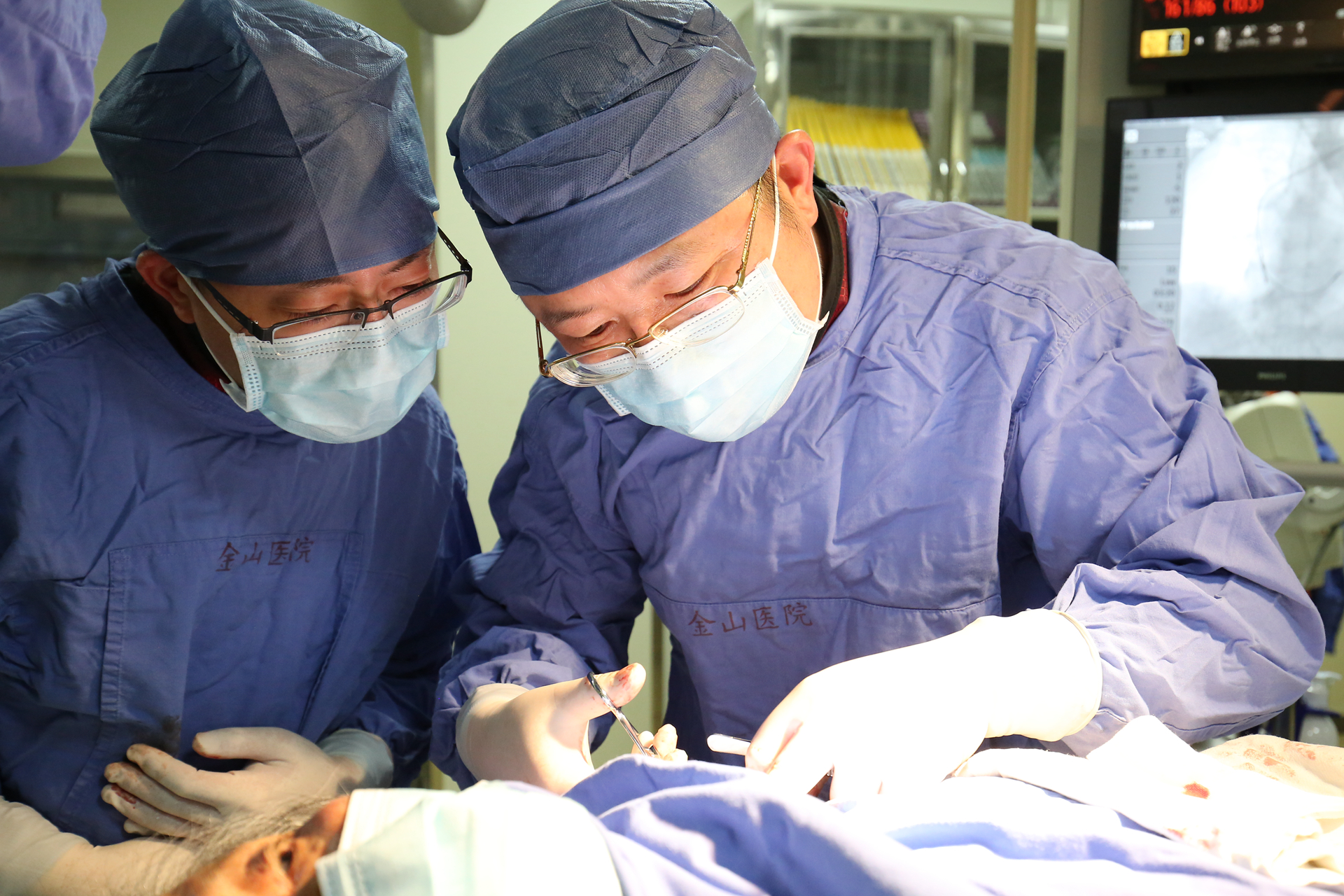 2018年郊区首例国产起搏器置入（双腔） 龚辉（右）.JPG