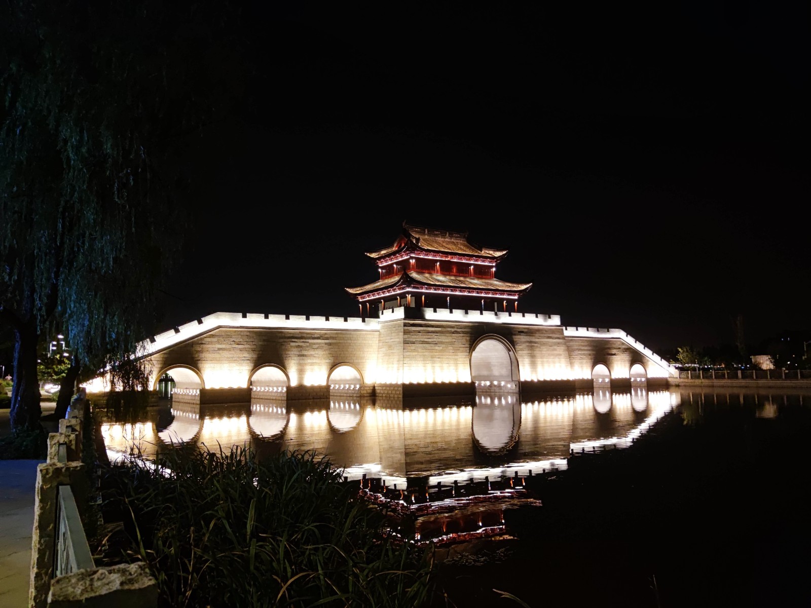 148肖恬裕 《夜色下的水城门》.jpg