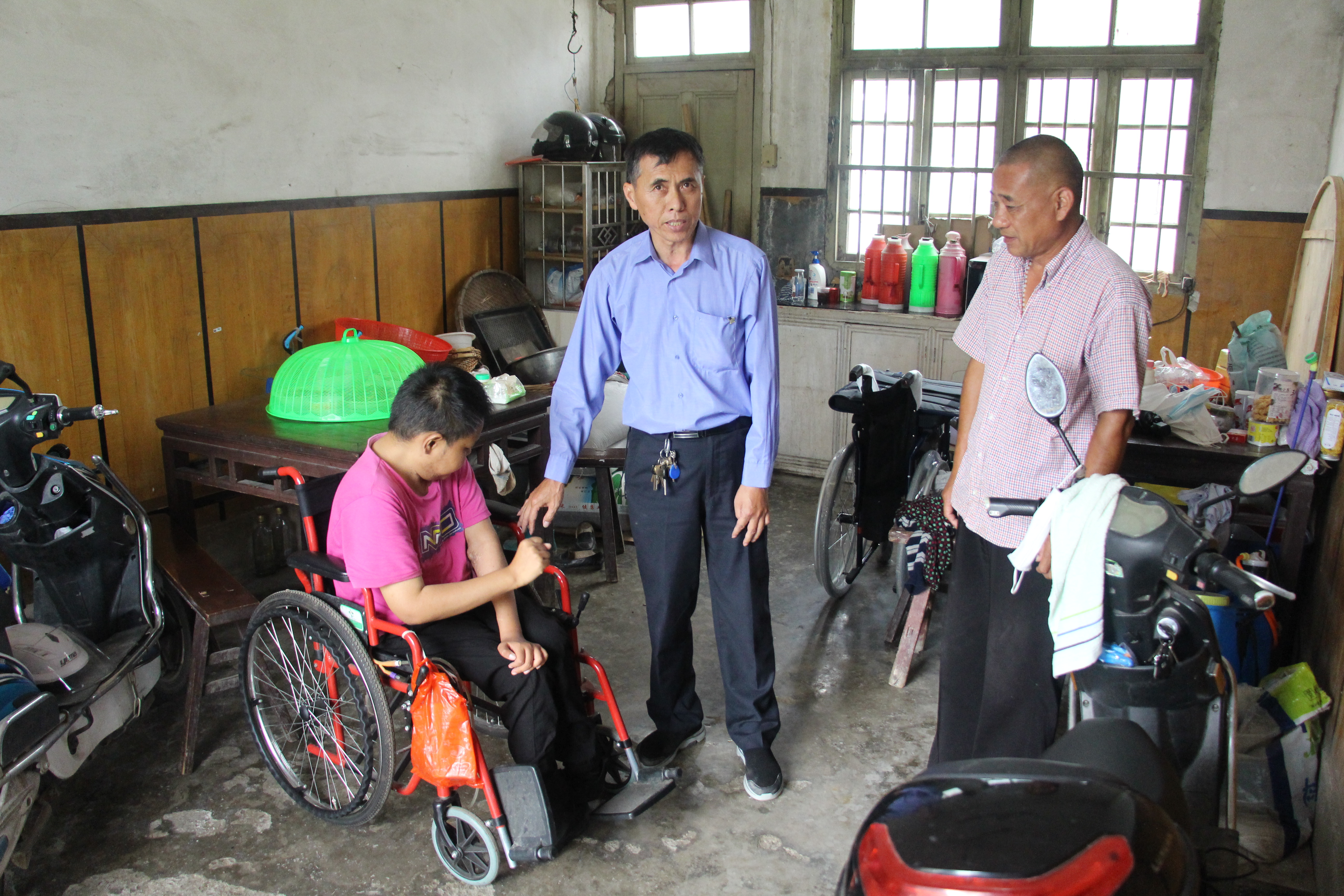 走访残疾人家庭.jpg 走访残疾人家庭.jpg