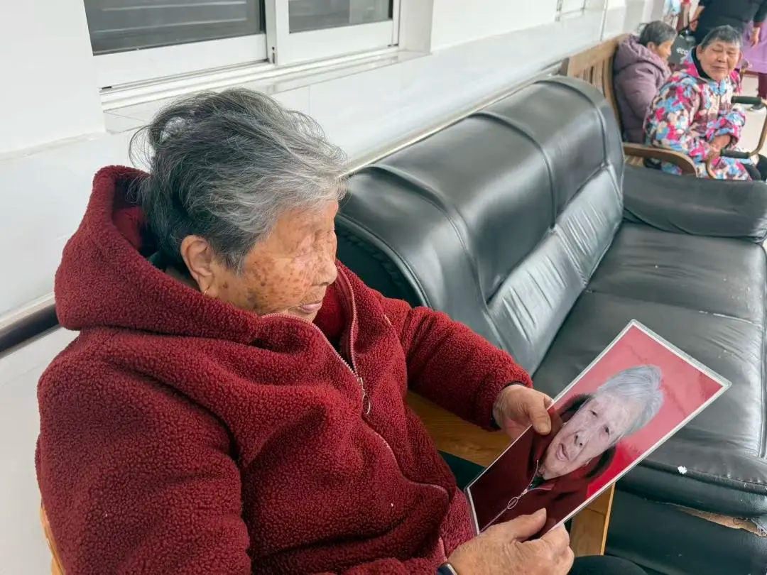 上海市青年摄影义工队走进廊下镇敬老院,用镜头为老人留住岁月温情—文明实践—文明上海