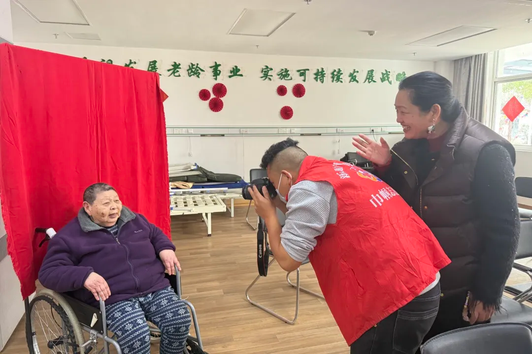 上海市青年摄影义工队走进廊下镇敬老院,用镜头为老人留住岁月温情—文明实践—文明上海