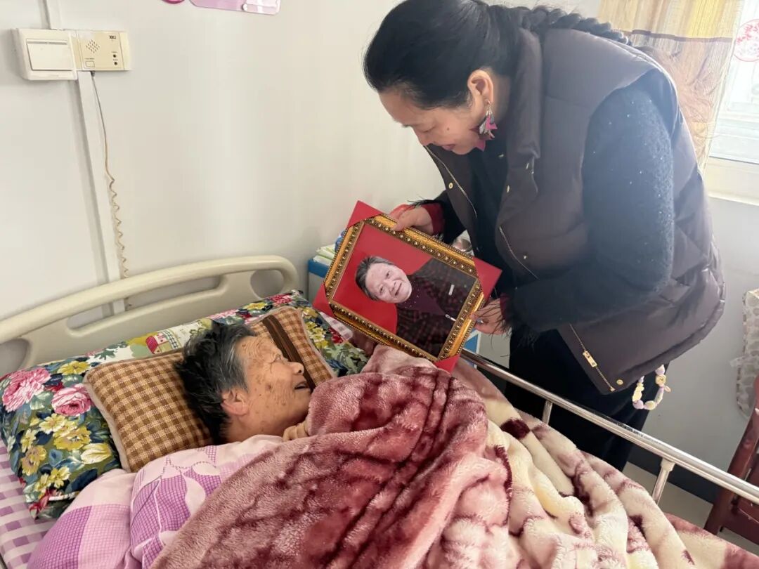 上海市青年摄影义工队走进廊下镇敬老院,用镜头为老人留住岁月温情—文明实践—文明上海