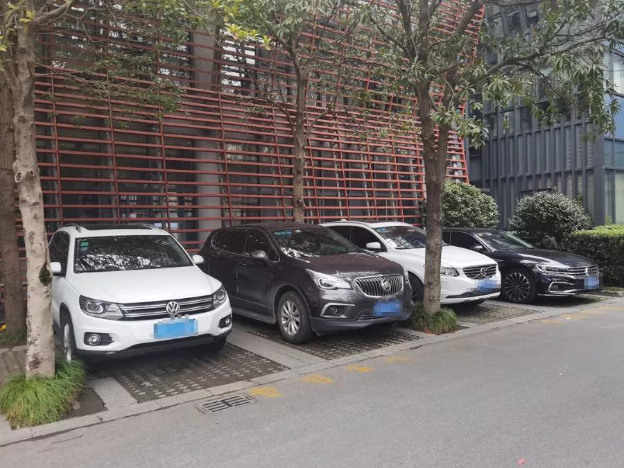 青浦区建管委停车场.jpg