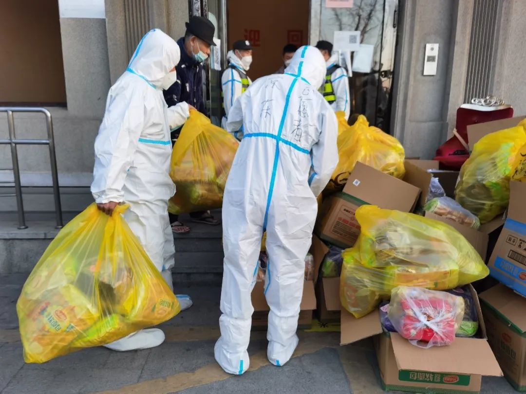 1“跑腿哥”“翻译通”“知心姐”“楼小助” 配送快递志愿.jpg